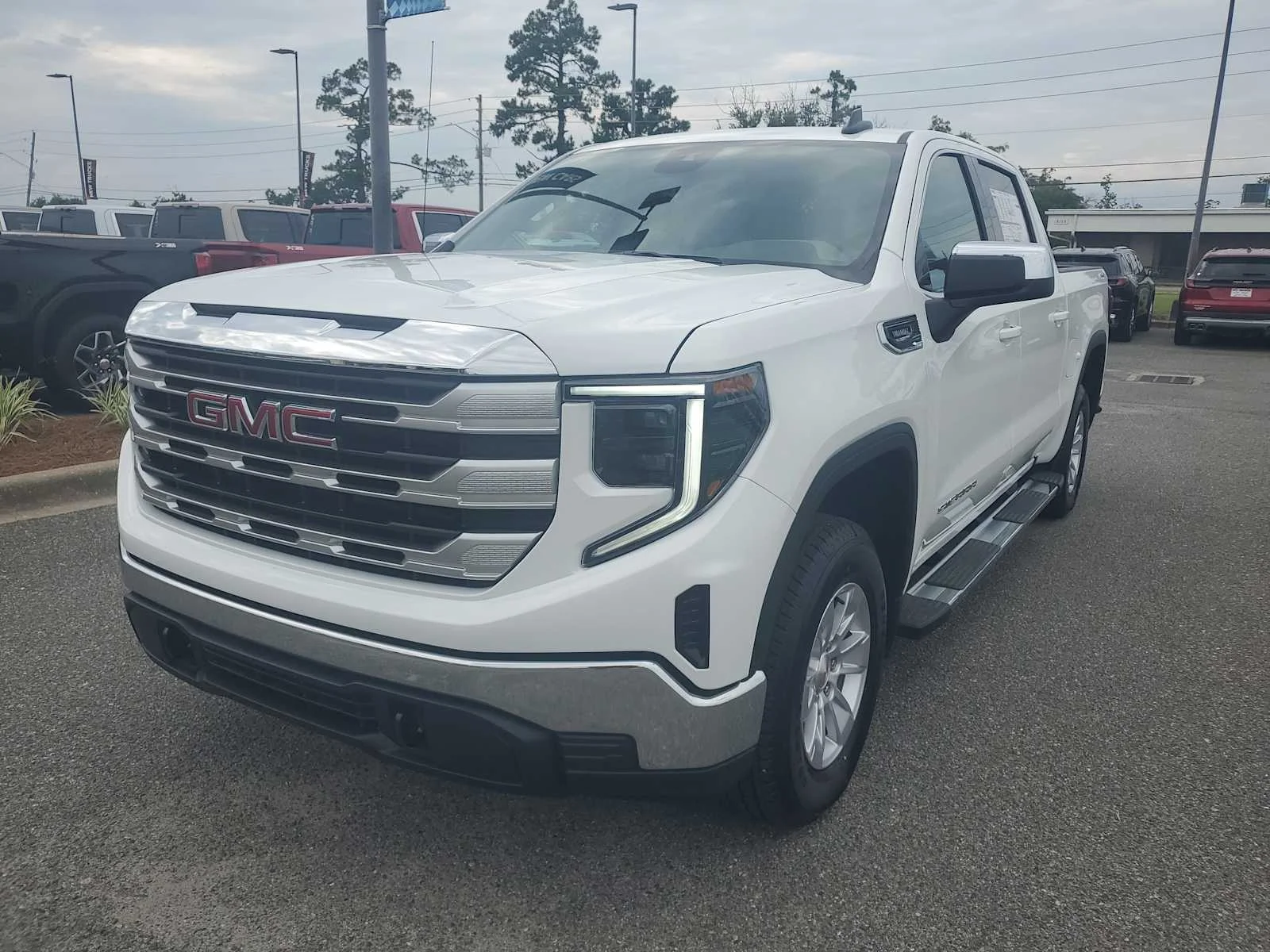 New 2026 Summit White GMC SLE image 1