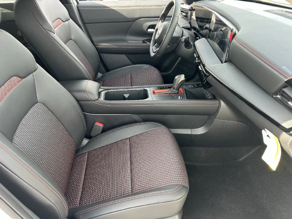 New 2026 Aspen White TriCoat / Super Black Two-tone Nissan SR image 9