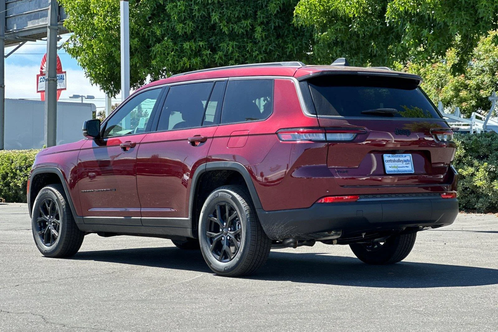 New 2026 Velvet Red Pearl-Coat Exterior Paint Jeep Laredo Altitude image 5