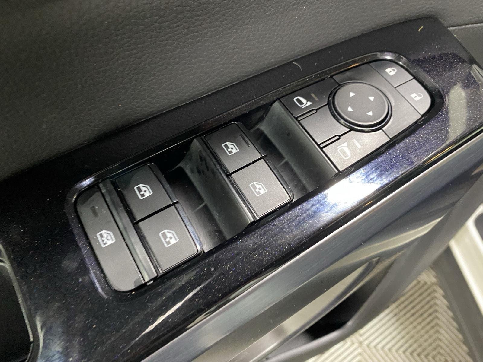 Used 2022 Pearl White Tricoat Nissan SL image 26