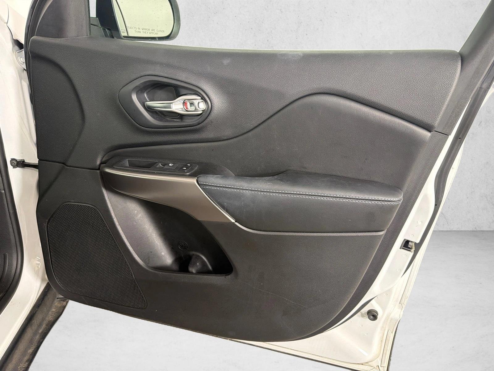 Used 2019 Bright White Clearcoat Jeep Latitude image 14