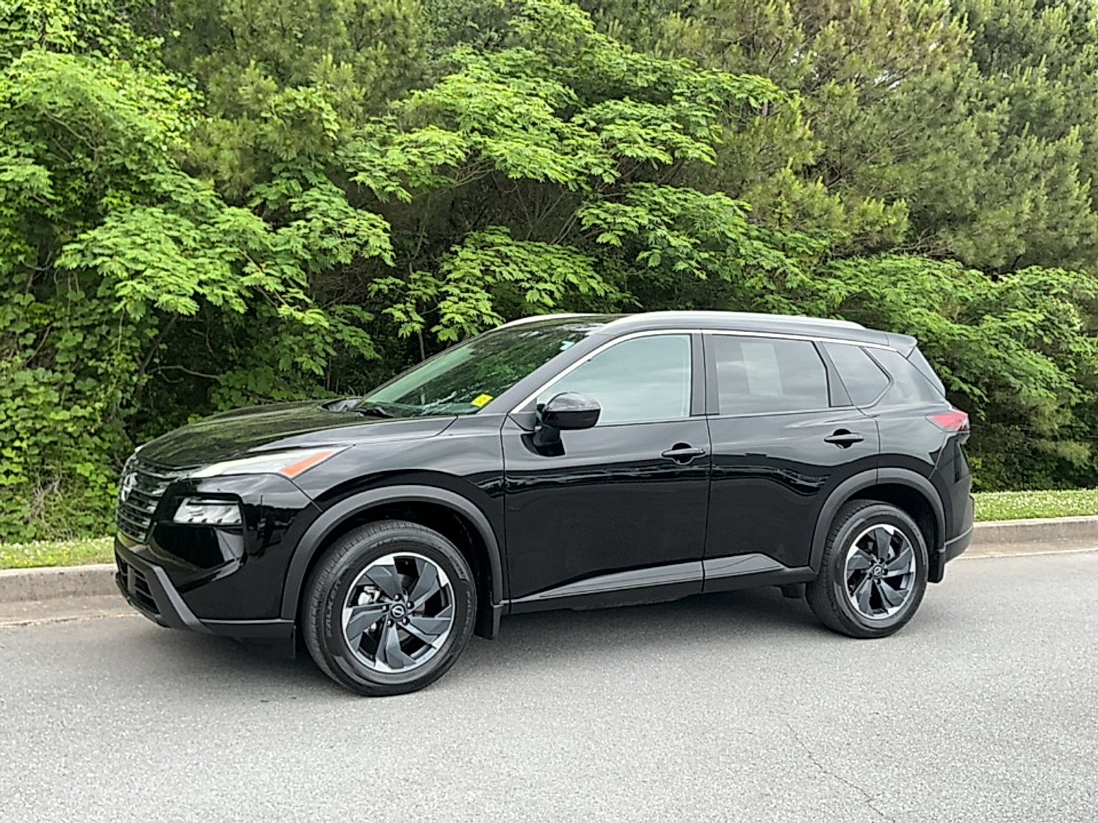 Used 2024 Super Black Nissan SV FWD image 4