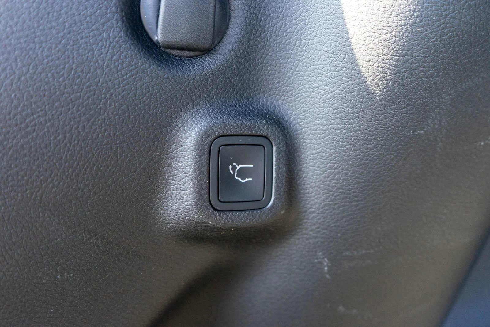Used 2023 Billet Silver Metallic Clearcoat Jeep Latitude image 10