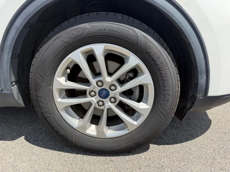 Used 2022 White Ford SE image 4