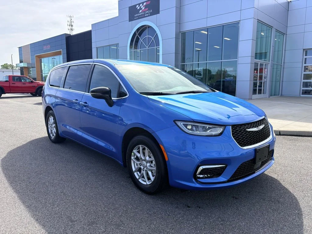 2026 Chrysler Pacifica Select's photo