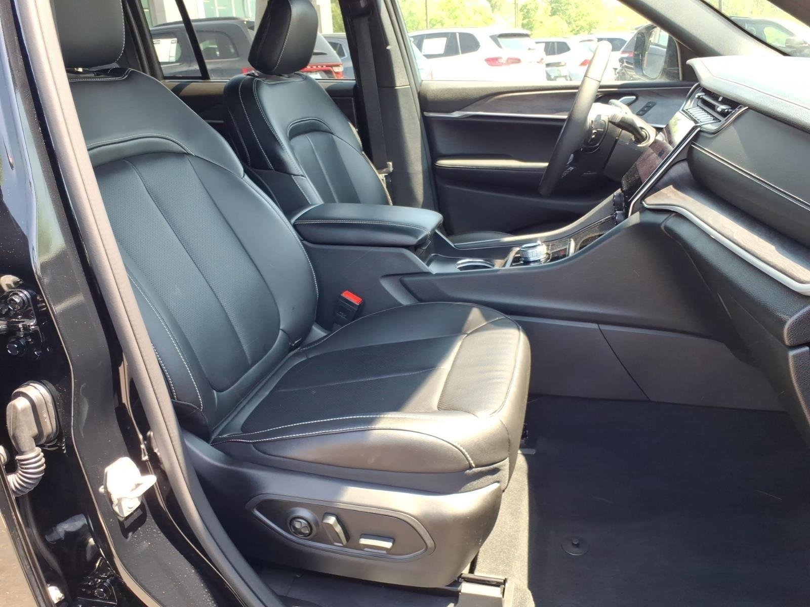Used 2025 Diamond Black Crystal Pearlcoat Jeep Limited image 21