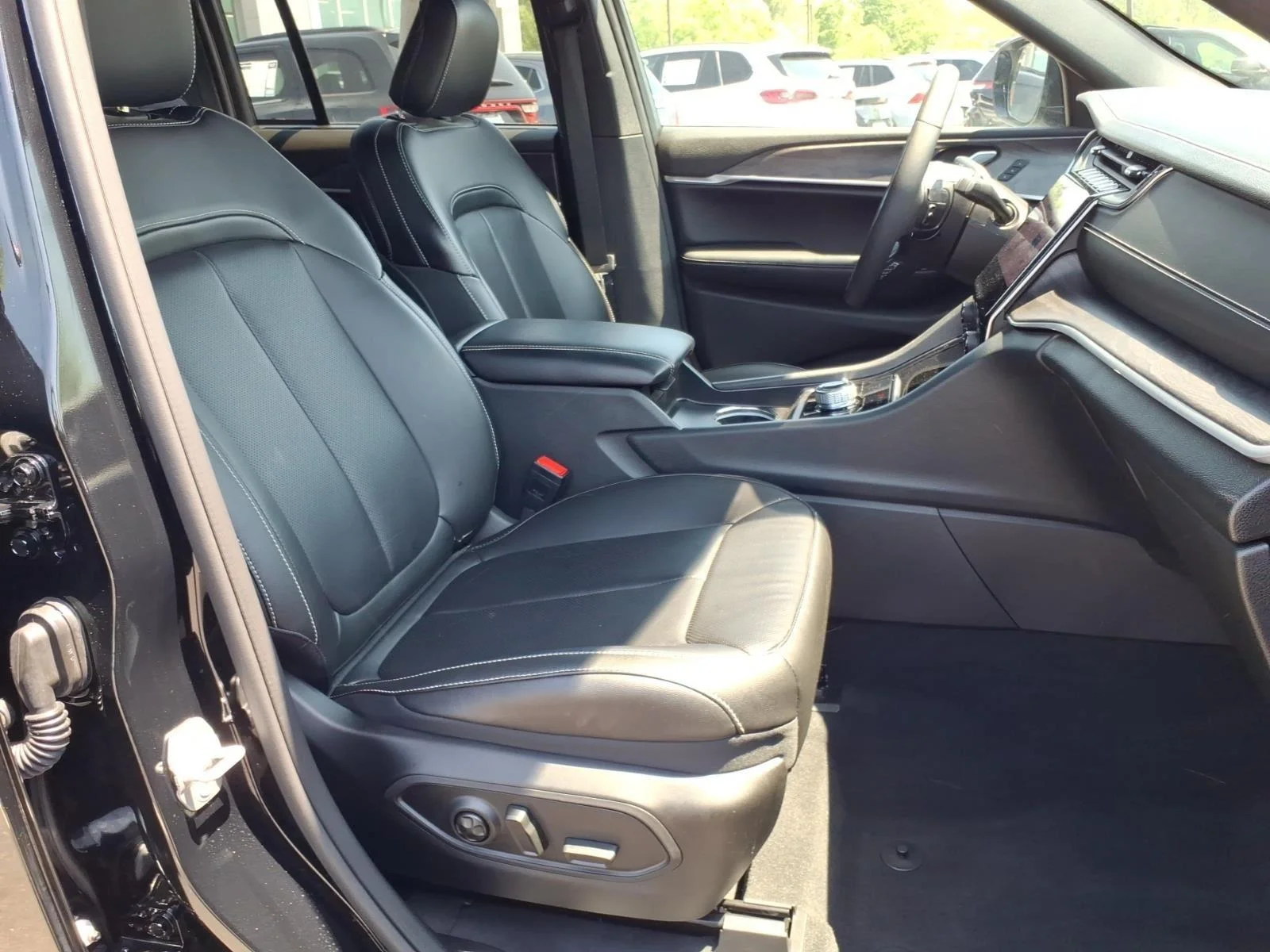Used 2025 Diamond Black Crystal Pearlcoat Jeep Limited image 21