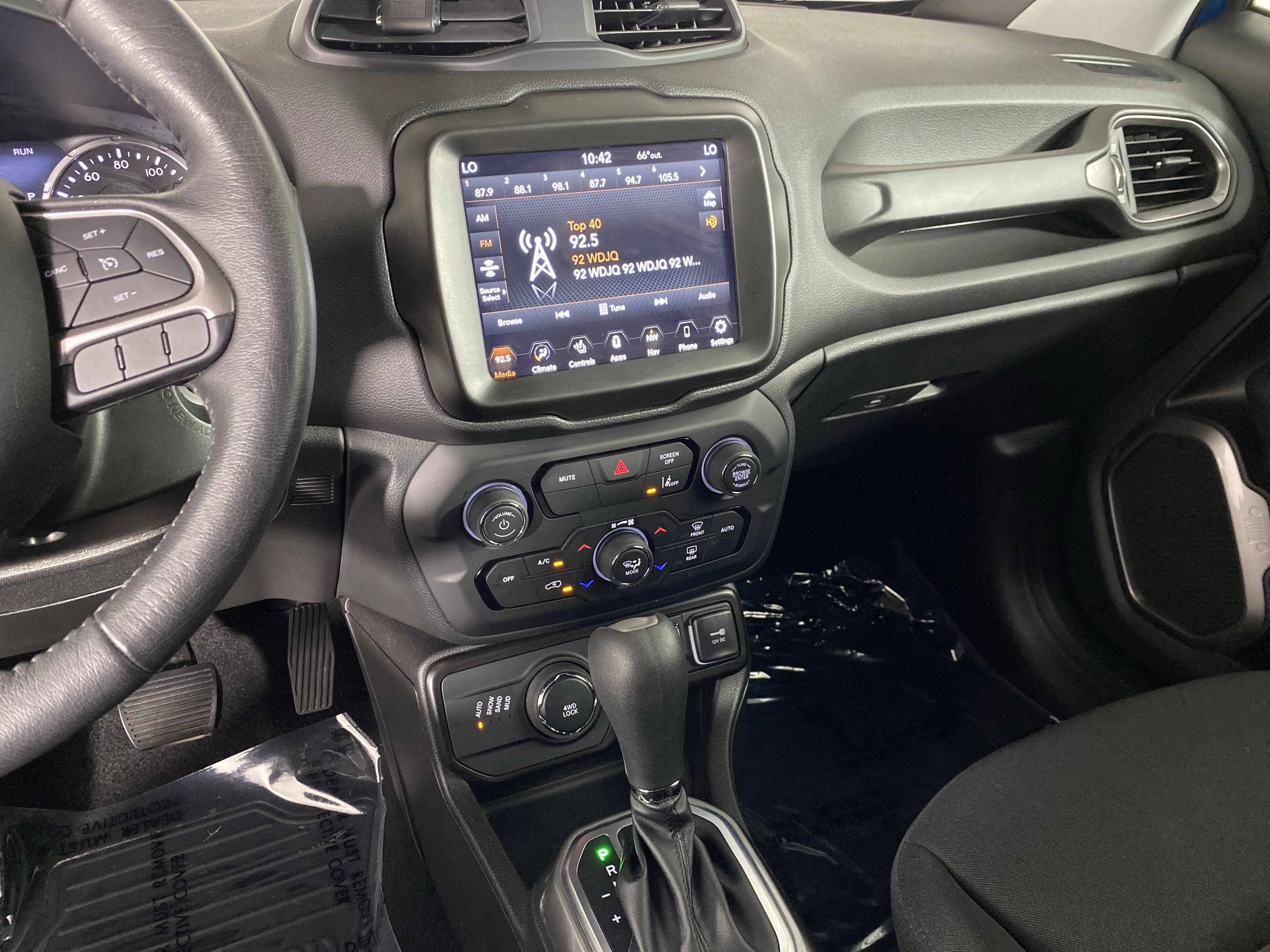 Used 2022 Bikini Metallic Clearcoat Jeep Latitude image 28