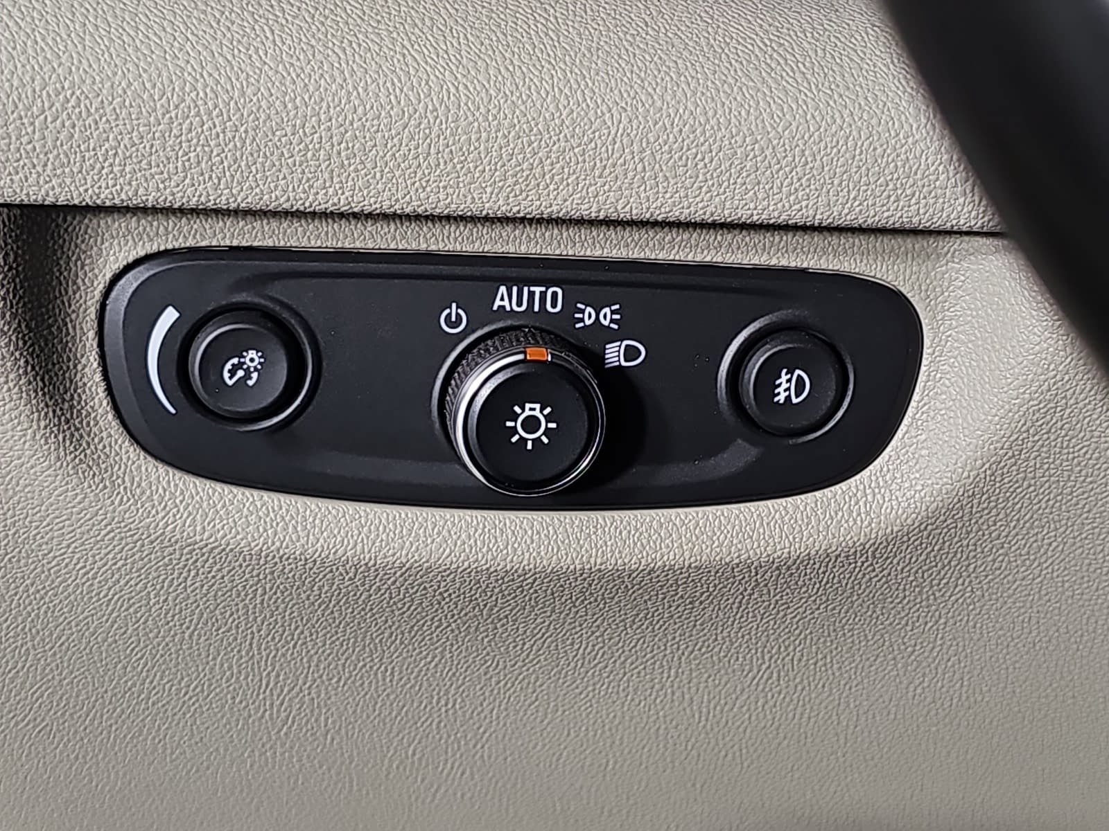 Used 2018 White Buick Essence image 22