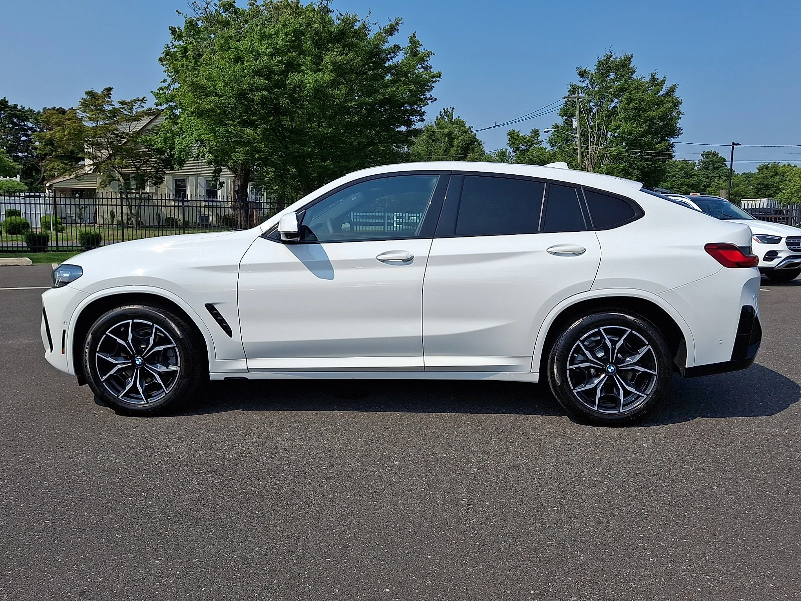 Used 2025 Alpine White BMW xDrive30i image 7