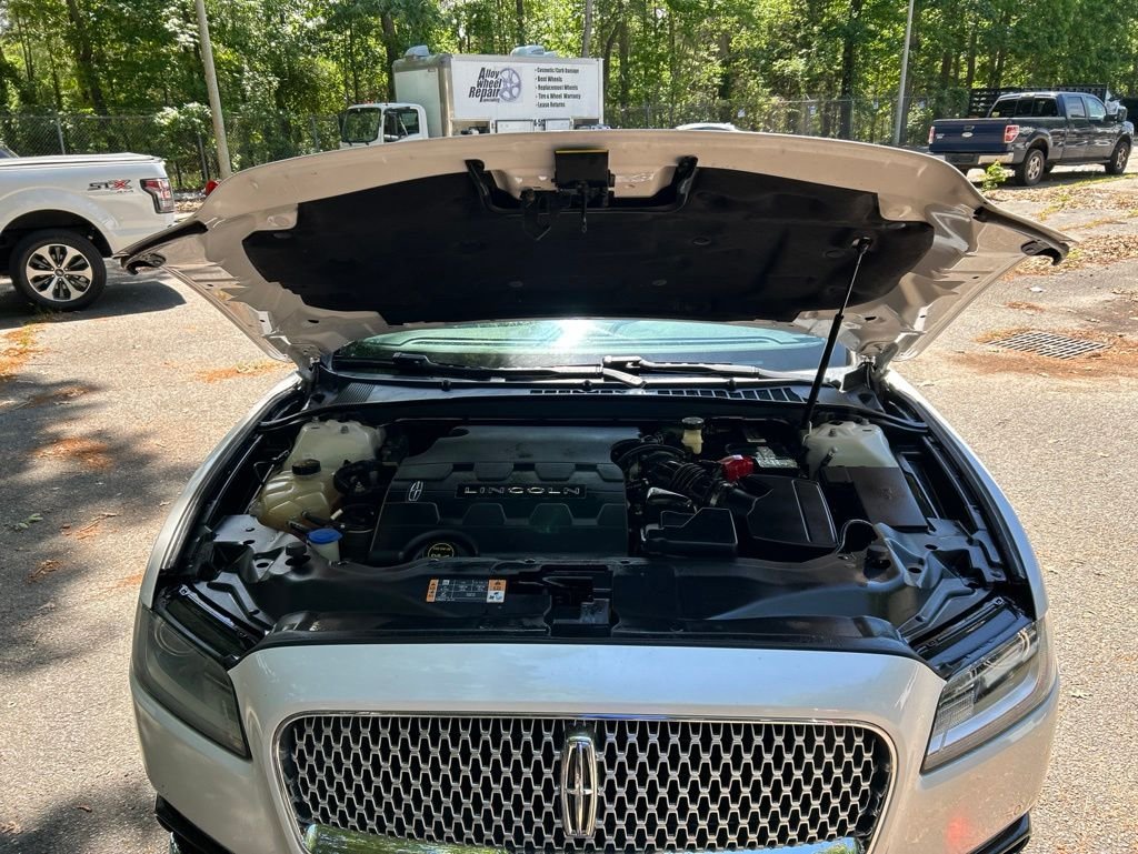 Used 2017 White Lincoln Select image 13