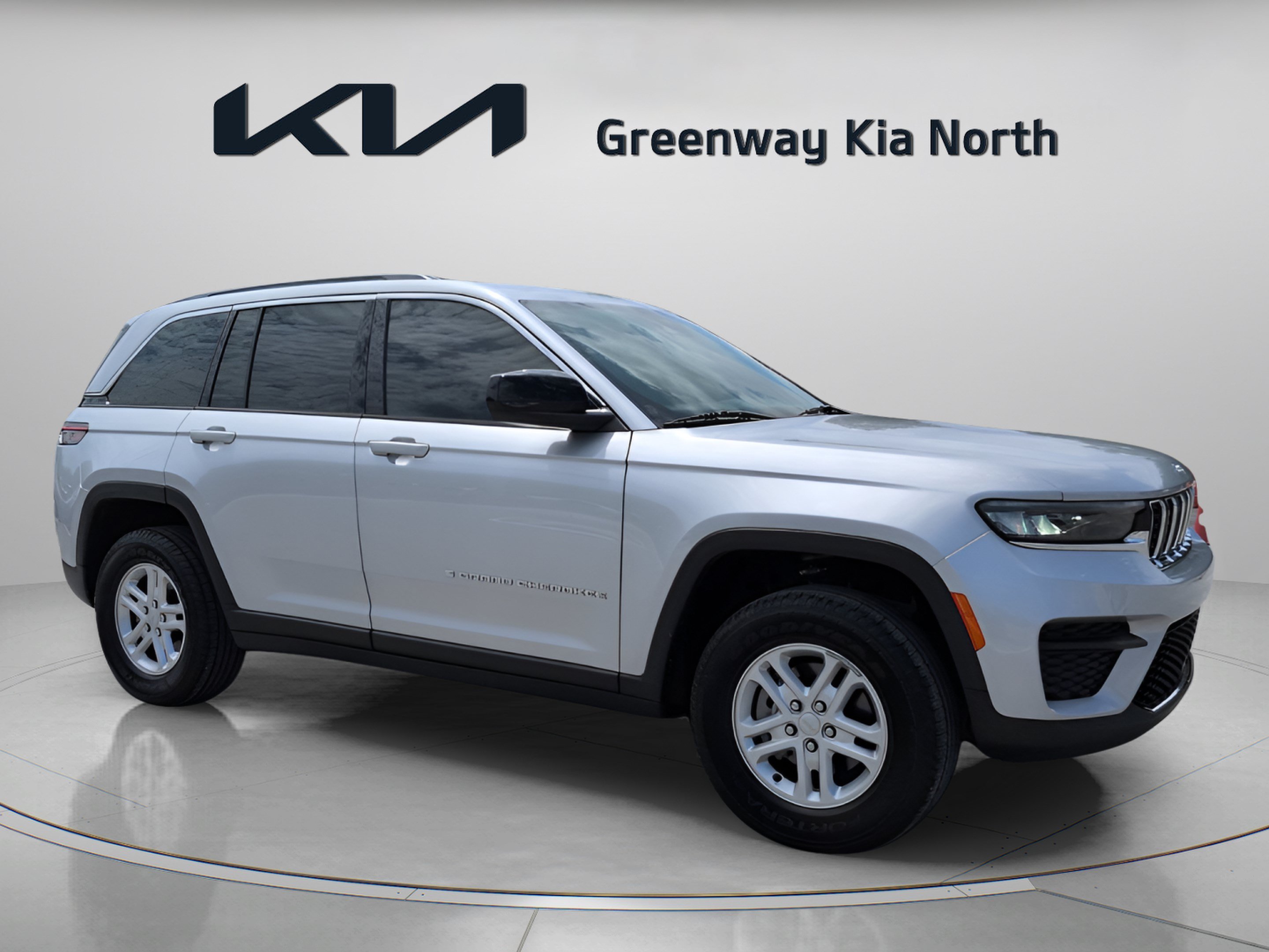 Used 2025 Silver Zynith Jeep Laredo image 1