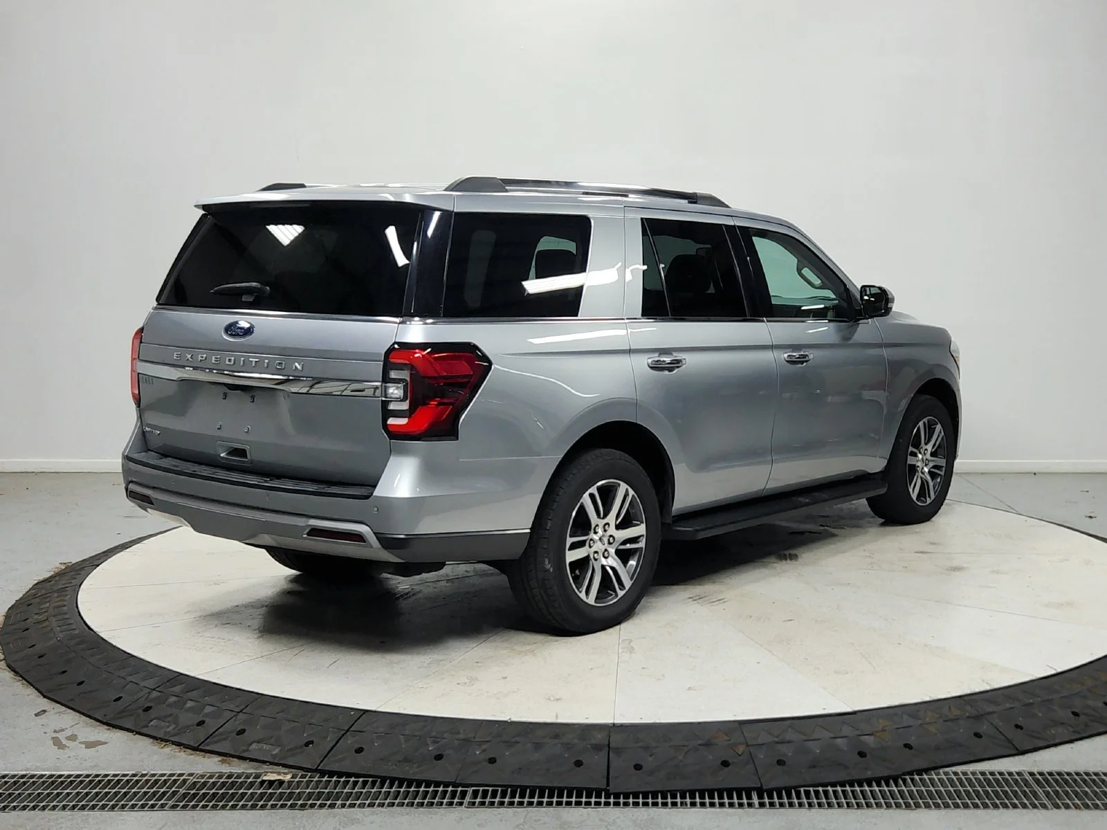 Used 2024 Silver Ford Limited image 8