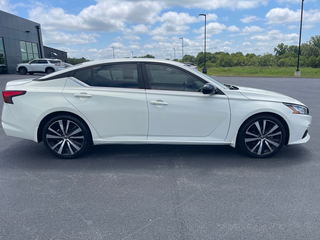 Used 2021 White Nissan 2.5 SR image 6