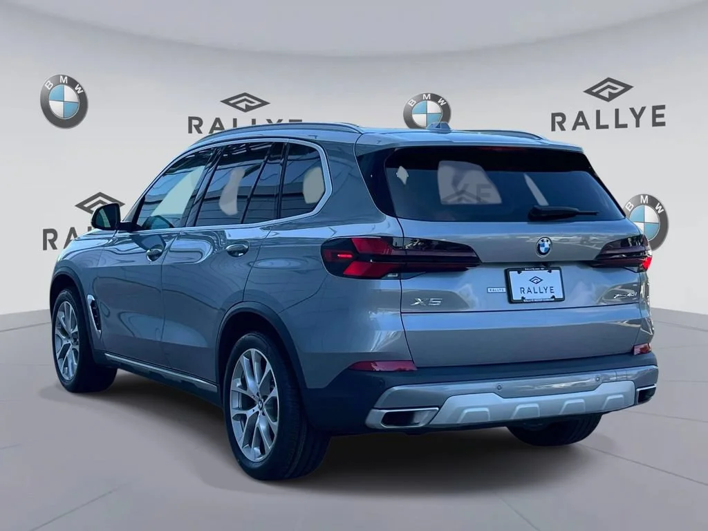 Used 2024 Skyscraper Grey Metallic BMW xDrive40i image 7