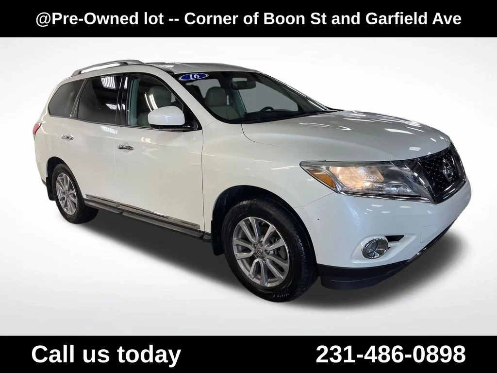 Used 2016 White Nissan SL image 7