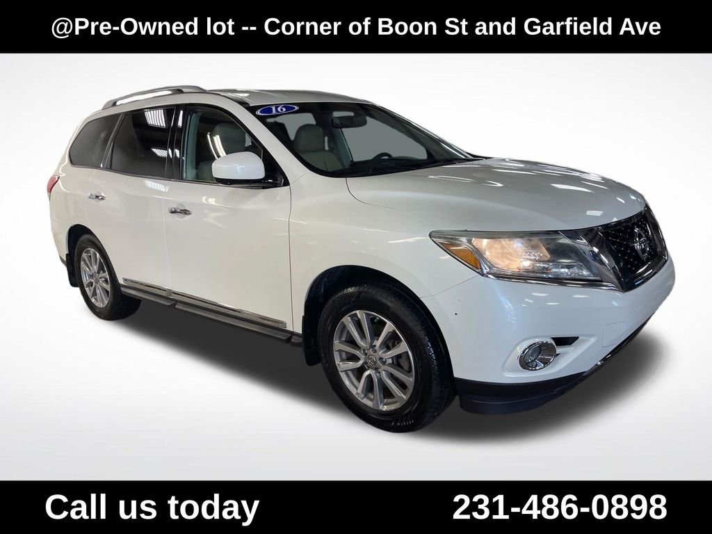 Used 2016 White Nissan SL image 7