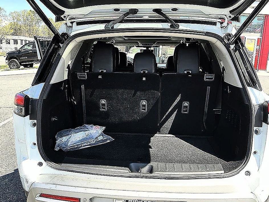 Used 2025 Everest White Pearl Tricoat Nissan Platinum image 24