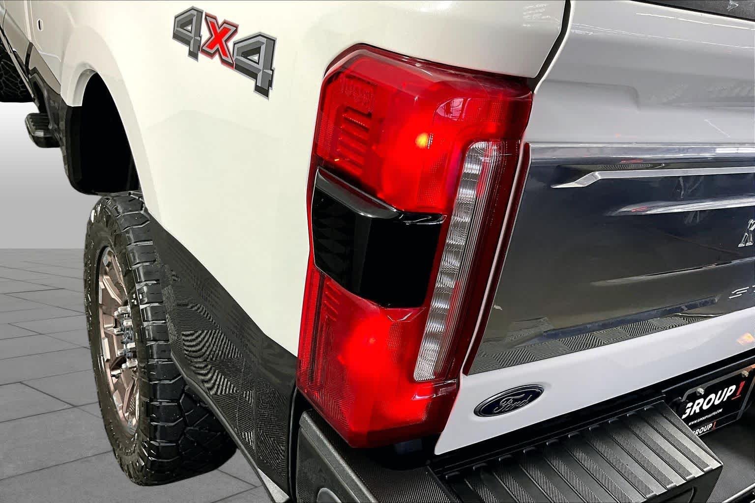 Used 2024 Star White Metallic Tri-Coat/Darkened Bronze Ford King Ranch image 27
