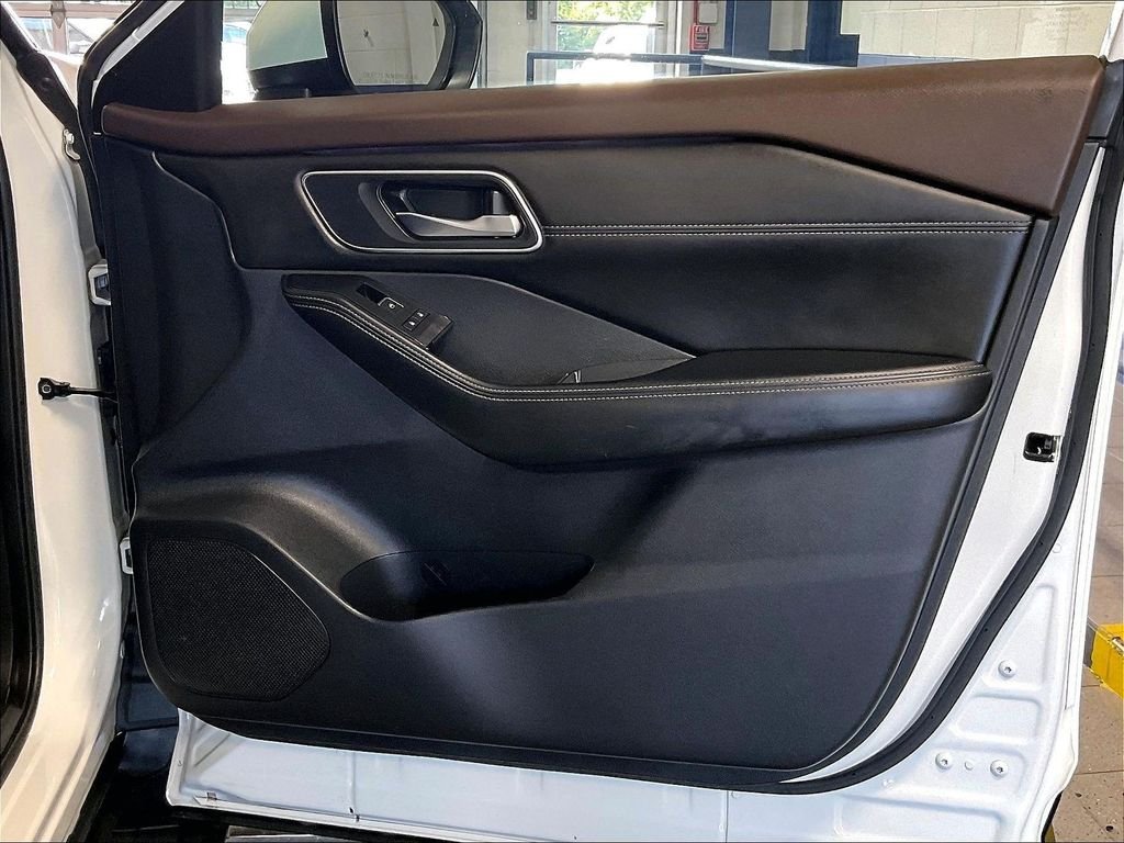 Used 2023 White Nissan Platinum image 12