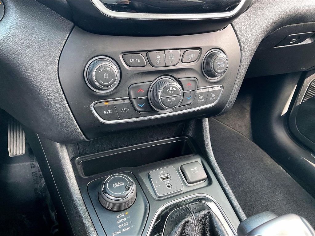 Used 2019 Bright White Clearcoat Jeep Limited image 25