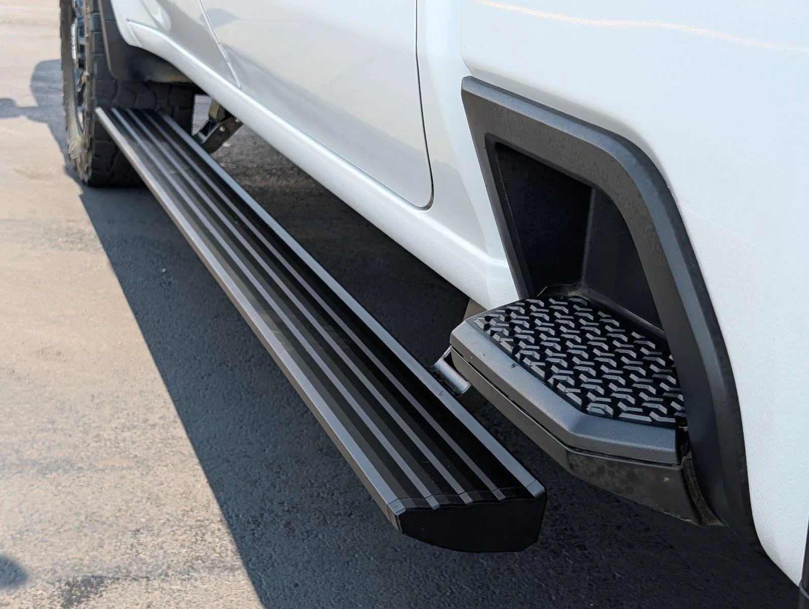 Used 2025 Summit White GMC AT4 image 36