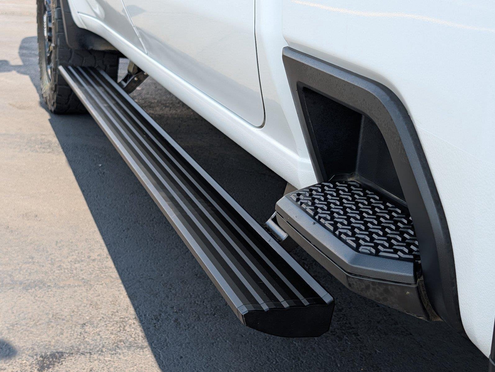 Used 2025 Summit White GMC AT4 image 36