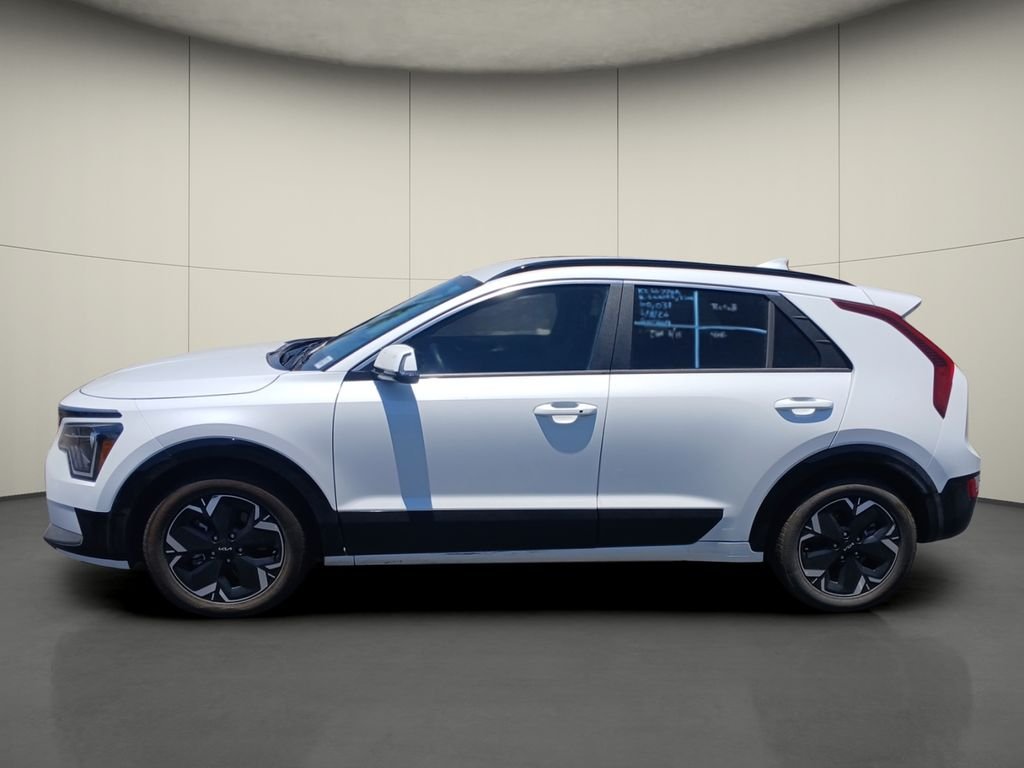 Used 2023 White Kia Wind image 4