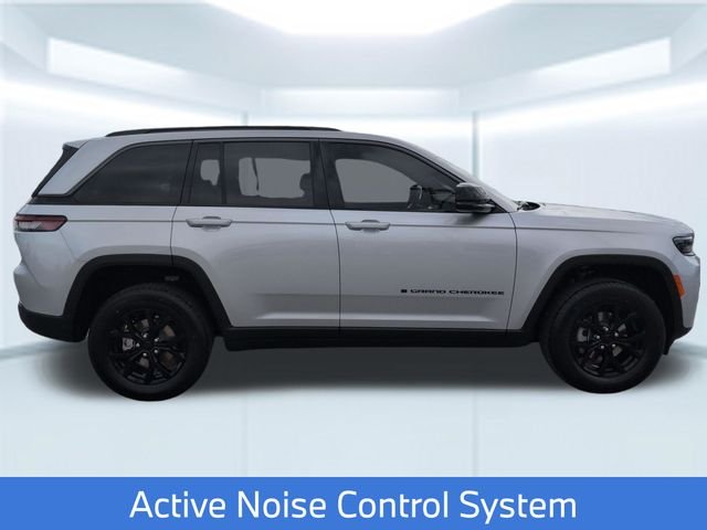 New 2026 Silver Zynith Exterior Paint Jeep Altitude image 8