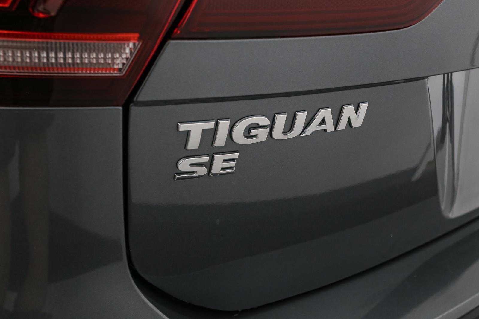 Used 2021 Platinum Gray Metallic Volkswagen SE image 12
