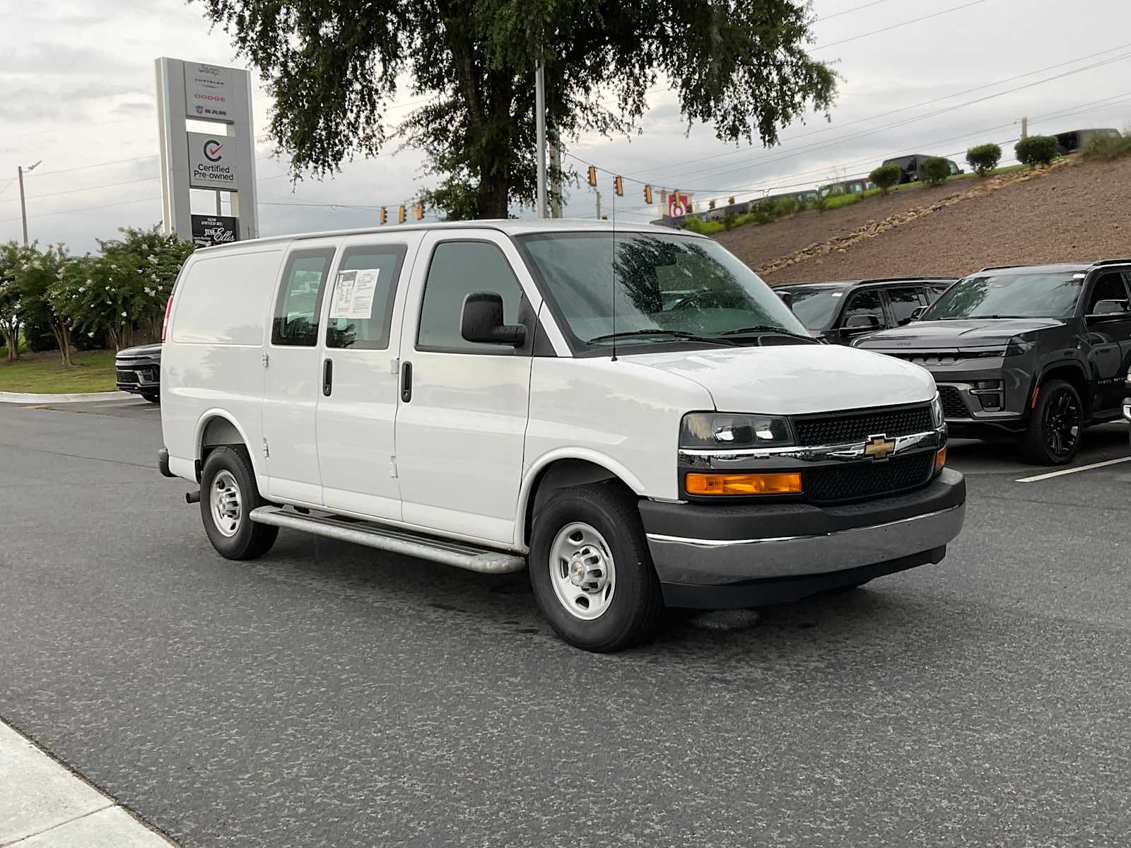 Used 2025 Summit White Chevrolet  image 7