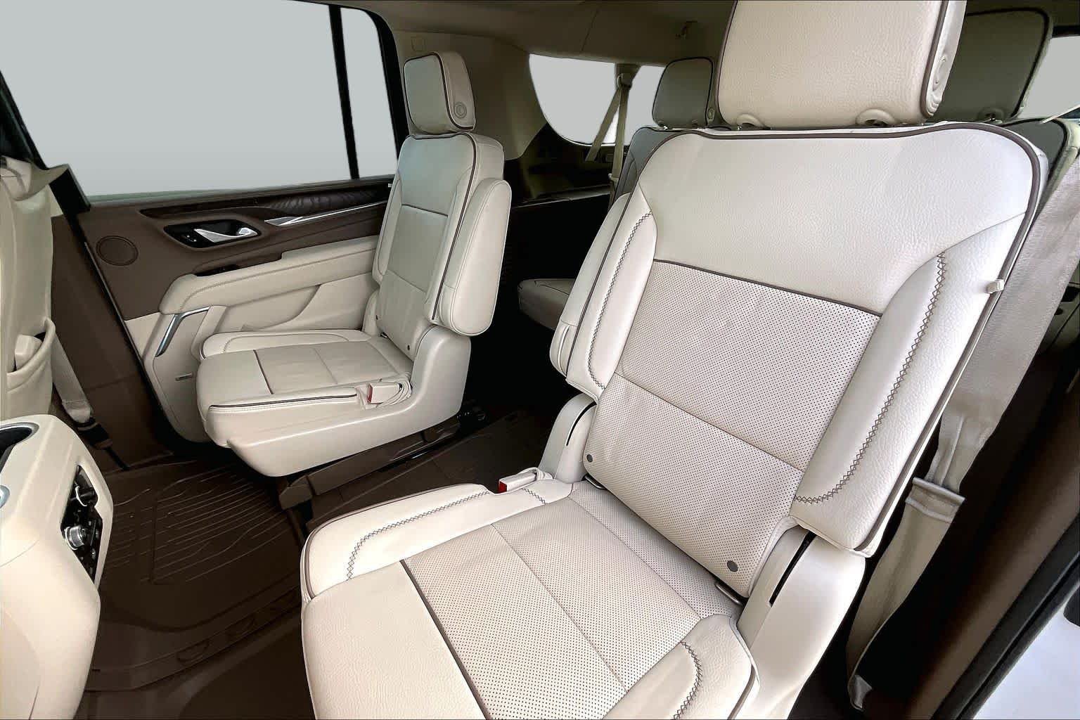 Used 2022 White Frost Tricoat GMC Denali image 21