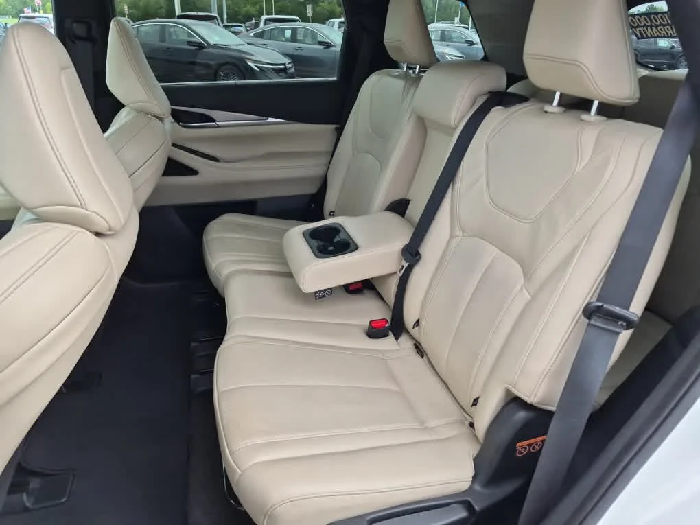 Certified Used 2023 Majestic White INFINITI LUXE image 8
