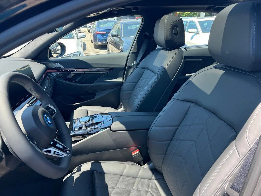 New 2027 Black BMW 550e xDrive image 3