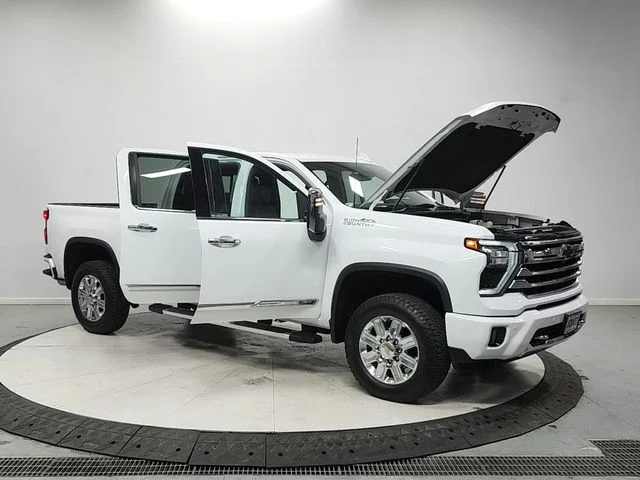Used 2024 White Chevrolet High Country image 9