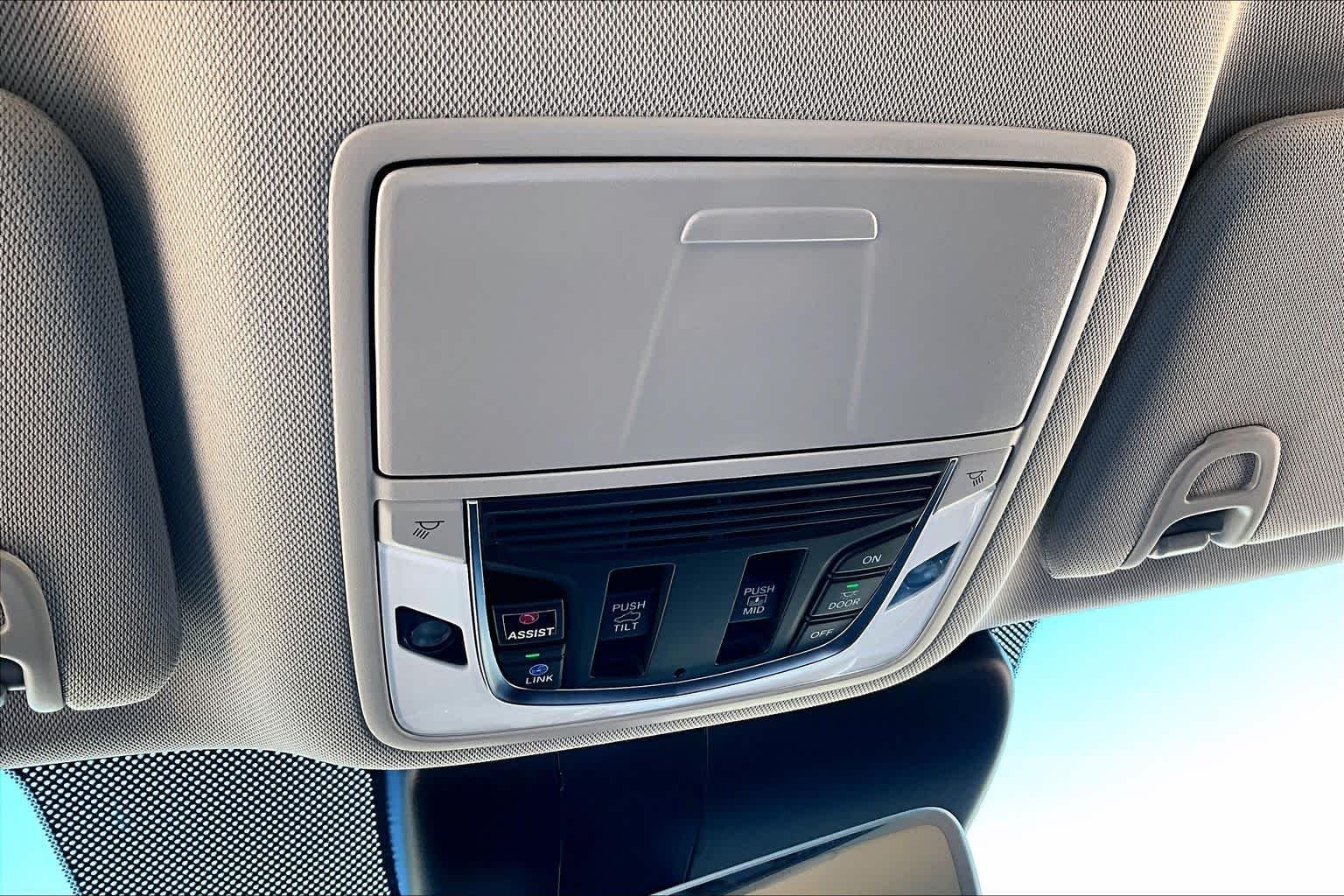 Used 2025 Platinum White Pearl Acura w/Technology Package image 32