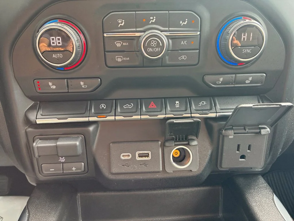 Used 2019 BLACK Chevrolet RST image 19
