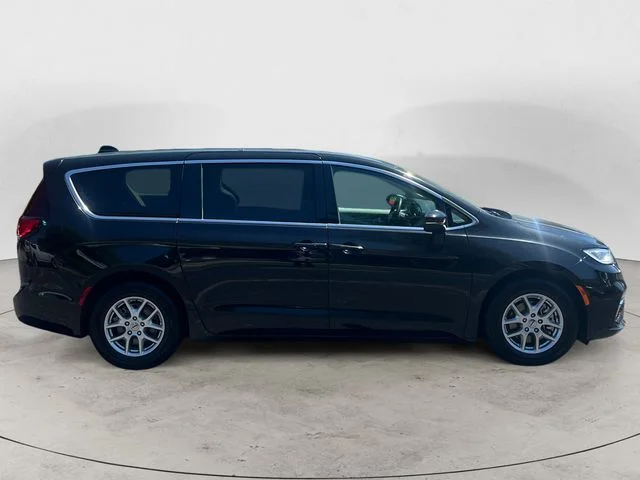 Used 2023 Black Chrysler Touring L image 6