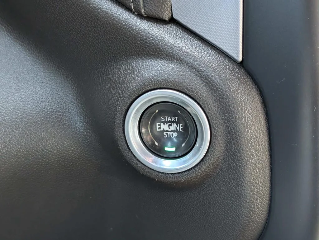 Used 2020 White GMC SLT image 22