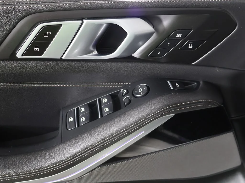 Used 2021 White BMW M50i image 36