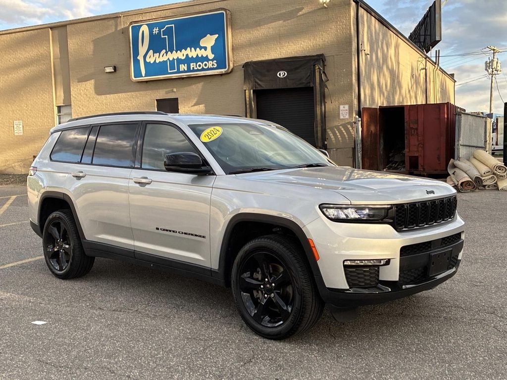 Used 2024 Silver Jeep Limited image 3