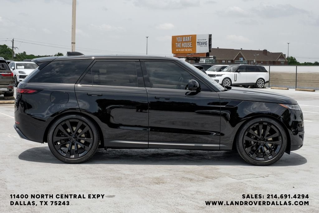 New 2026 Santorini Black Metallic Land Rover SE image 7