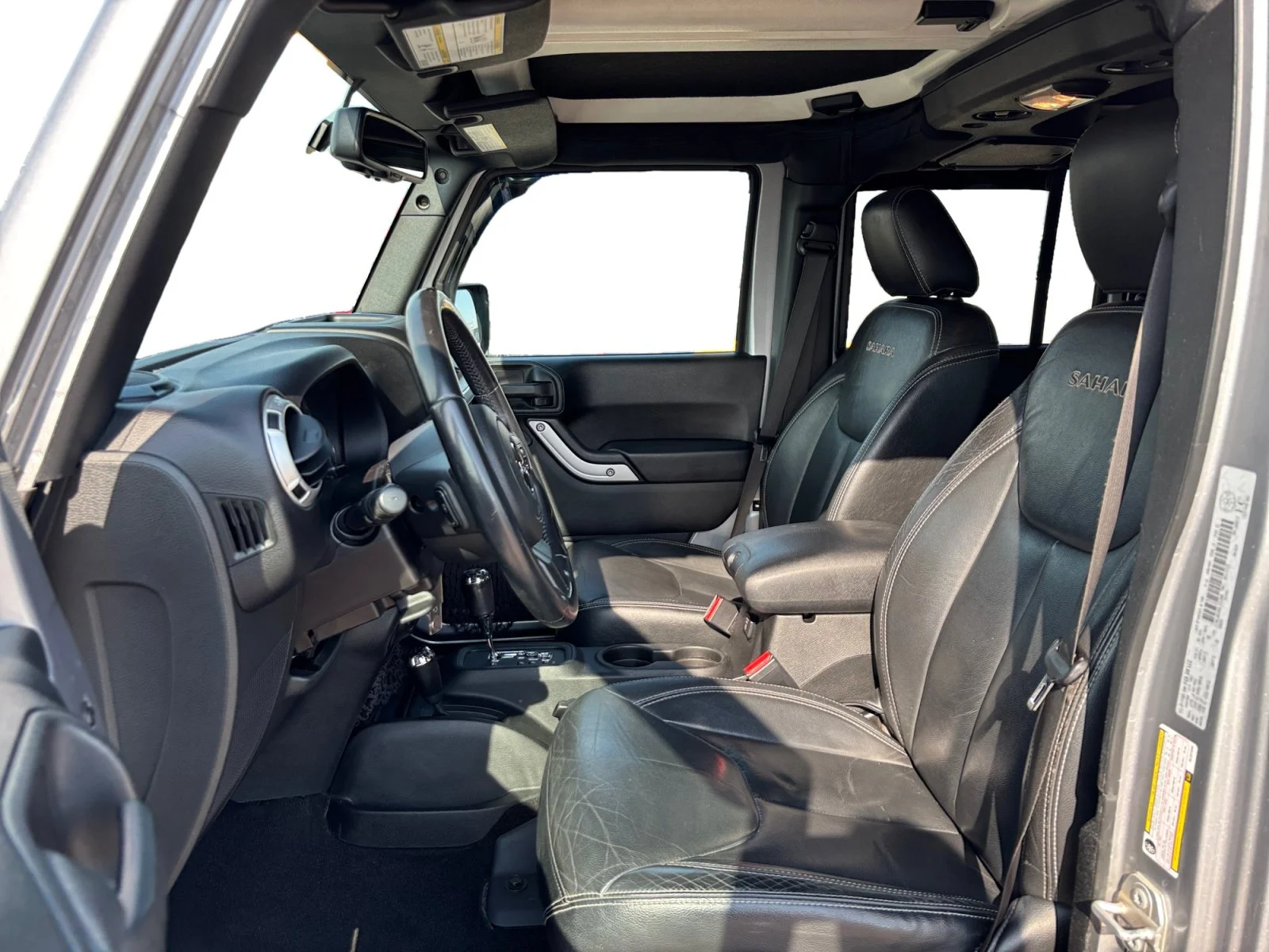 Used 2016 Silver Jeep Sahara image 10