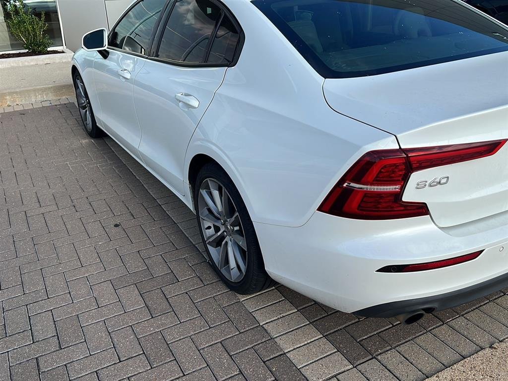 Used 2019 Crystal White Pearl Metallic Volvo Momentum image 3