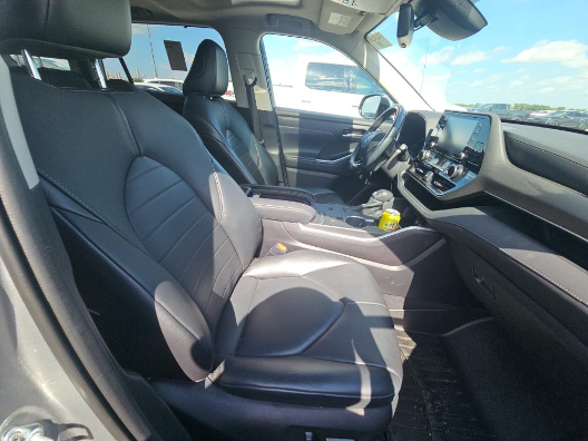Used 2021 Silver Toyota XLE image 13