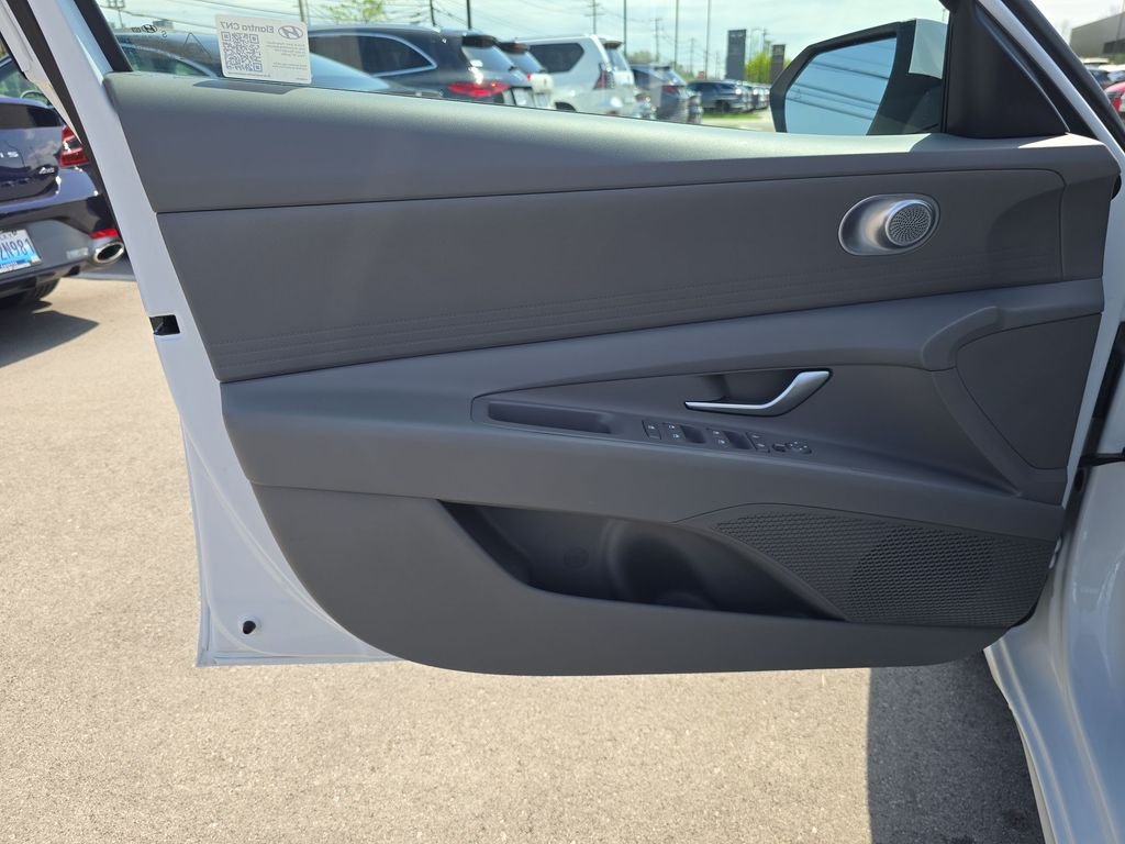 Used 2025 White Hyundai SE image 13