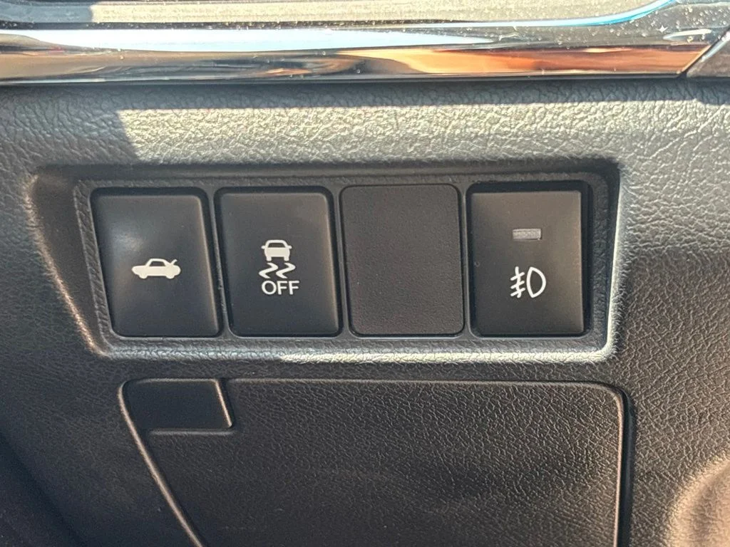Used 2015 Gray Toyota XLE image 23