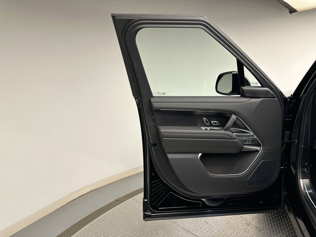 New 2027 Santorini Black Land Rover SE image 9