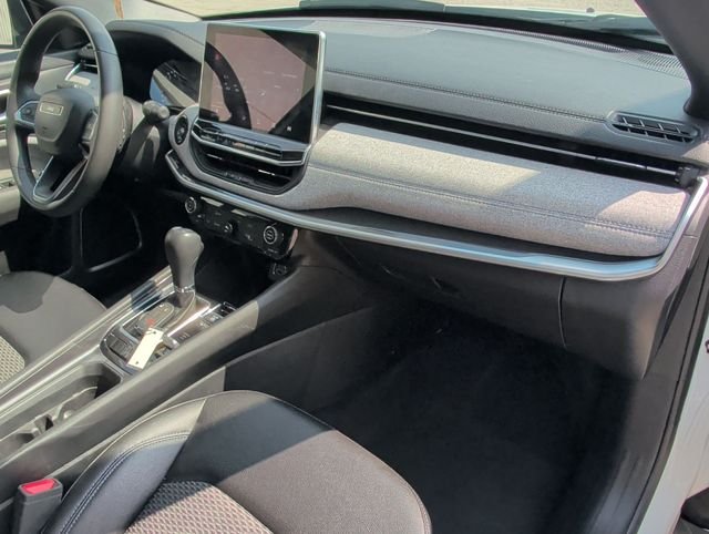 Used 2024 White Jeep Latitude image 29