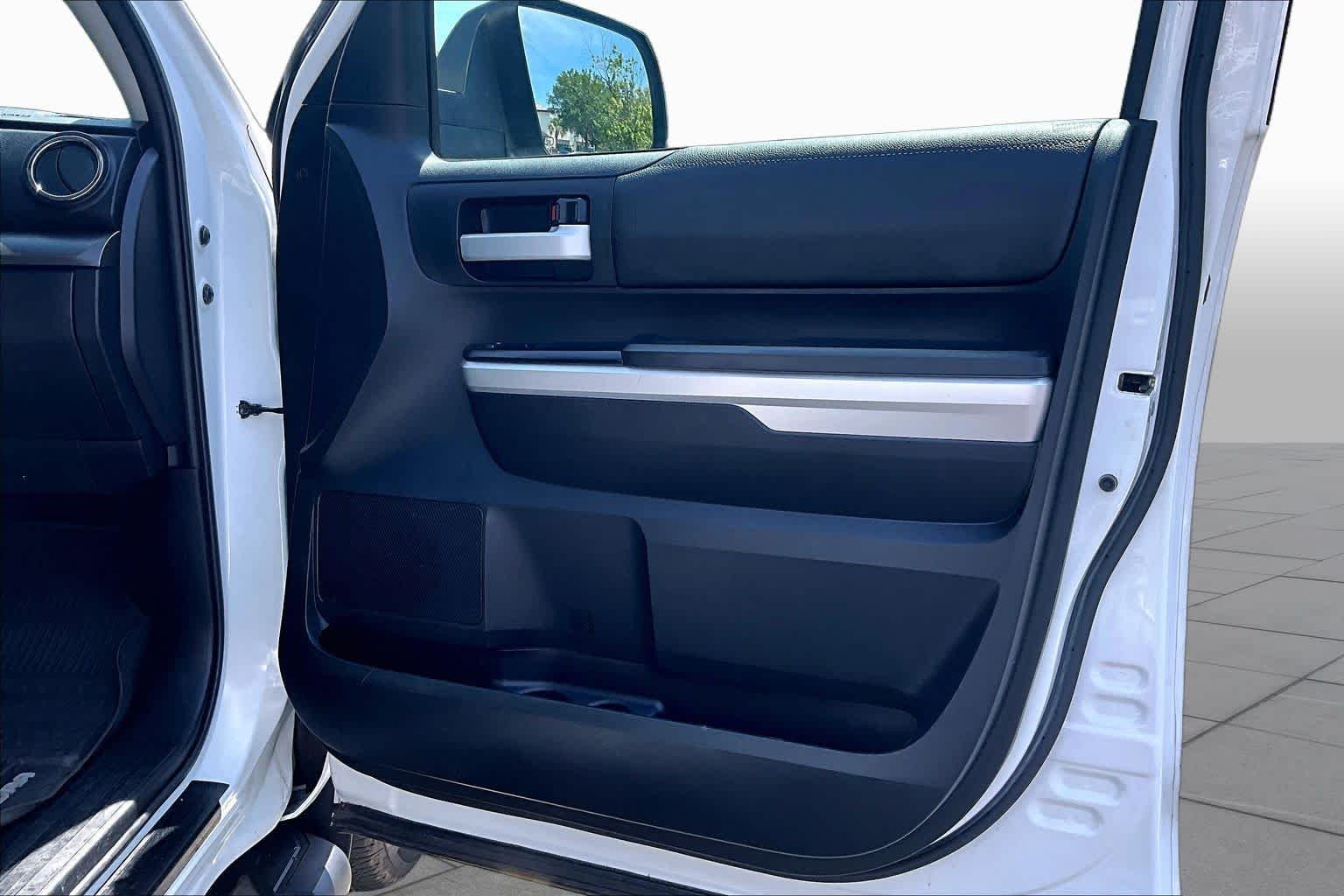 Used 2017 Super White Toyota SR5 image 22